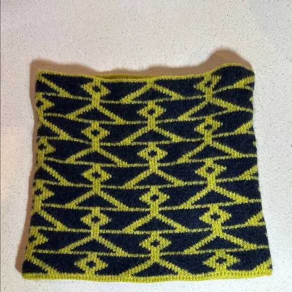 Patagonia Black and Yellow Patterned Neck Warmer - Picture 2 of 4